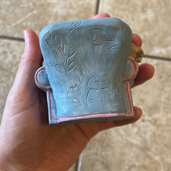 Mervyn’s vintage bunny figurine bunny with remote control in chair 1994 - Picture 3 of 6